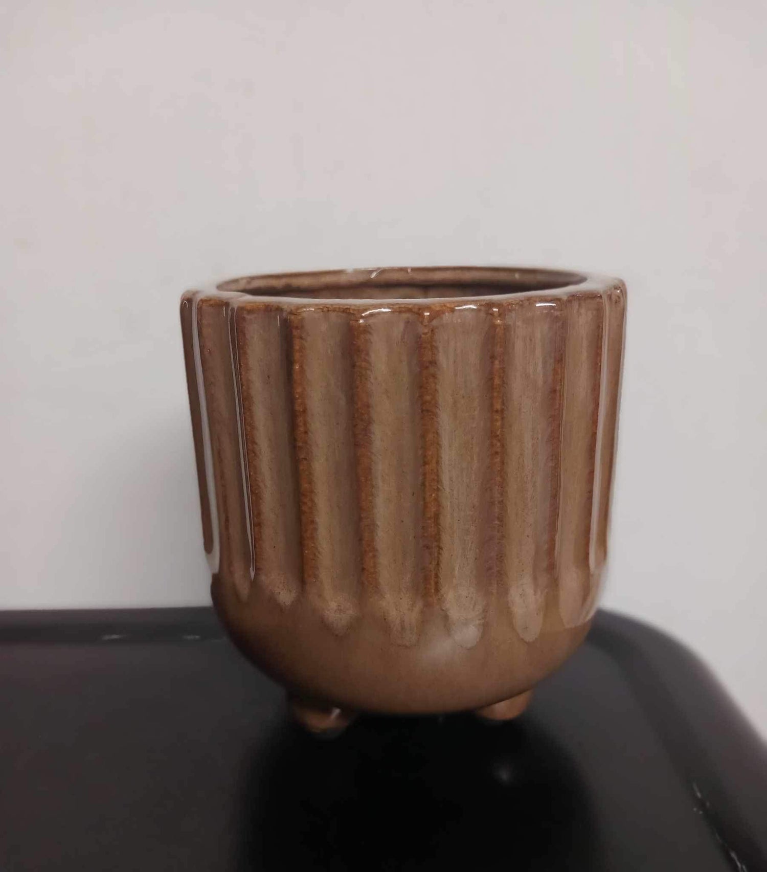 Cache pot brun